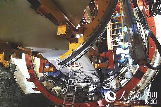 “月城涼山號”刀盤內(nèi)部。郭瑩 攝